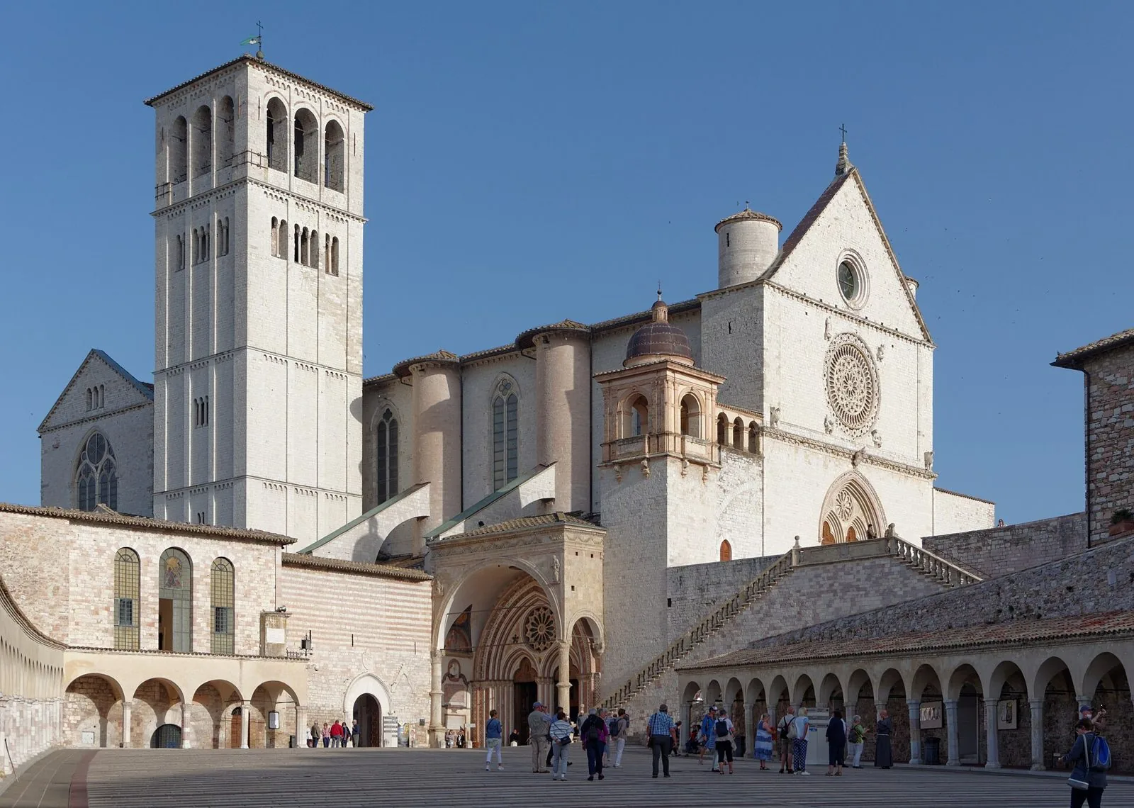 La Basilica di San Francesco ad Assisi con il campanile e la piazza inferiore porticata