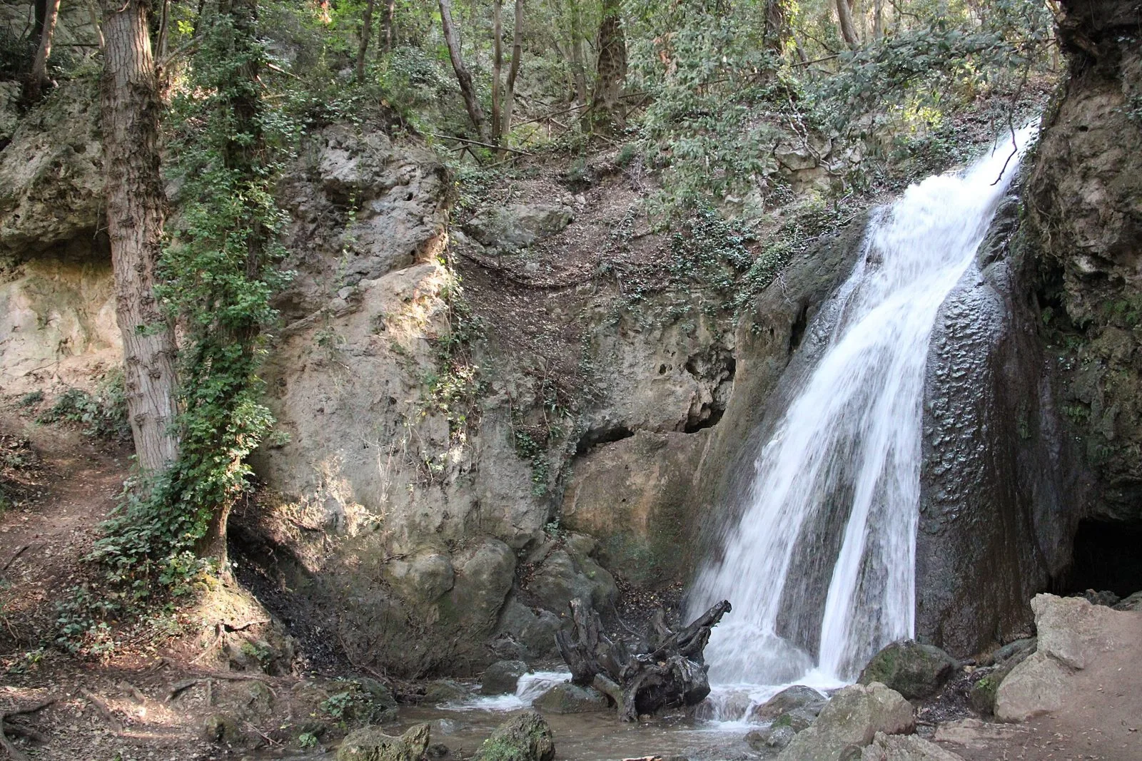 Una delle cascate del fiume Menotre che scende su una parete di roccia nel bosco