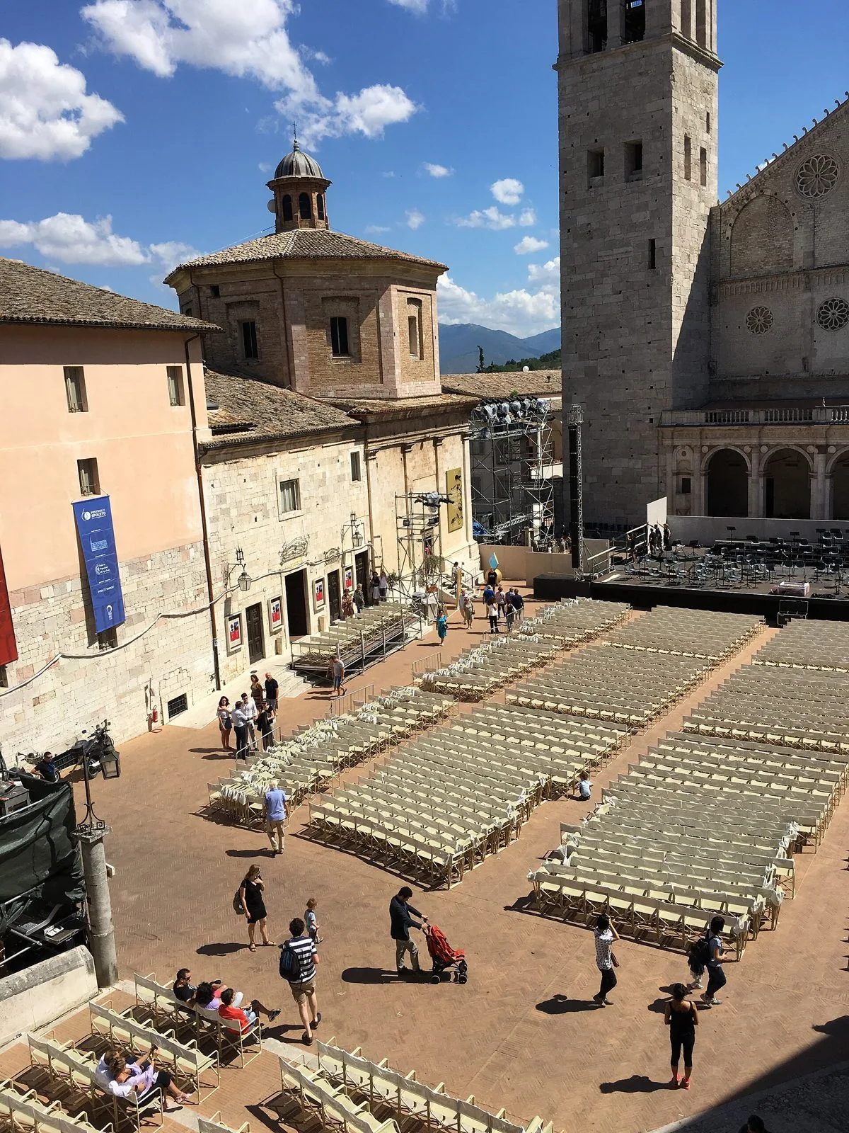 Piazza del Duomo di Spoleto allestita con file di sedie e il palco davanti alla cattedrale durante il Festival