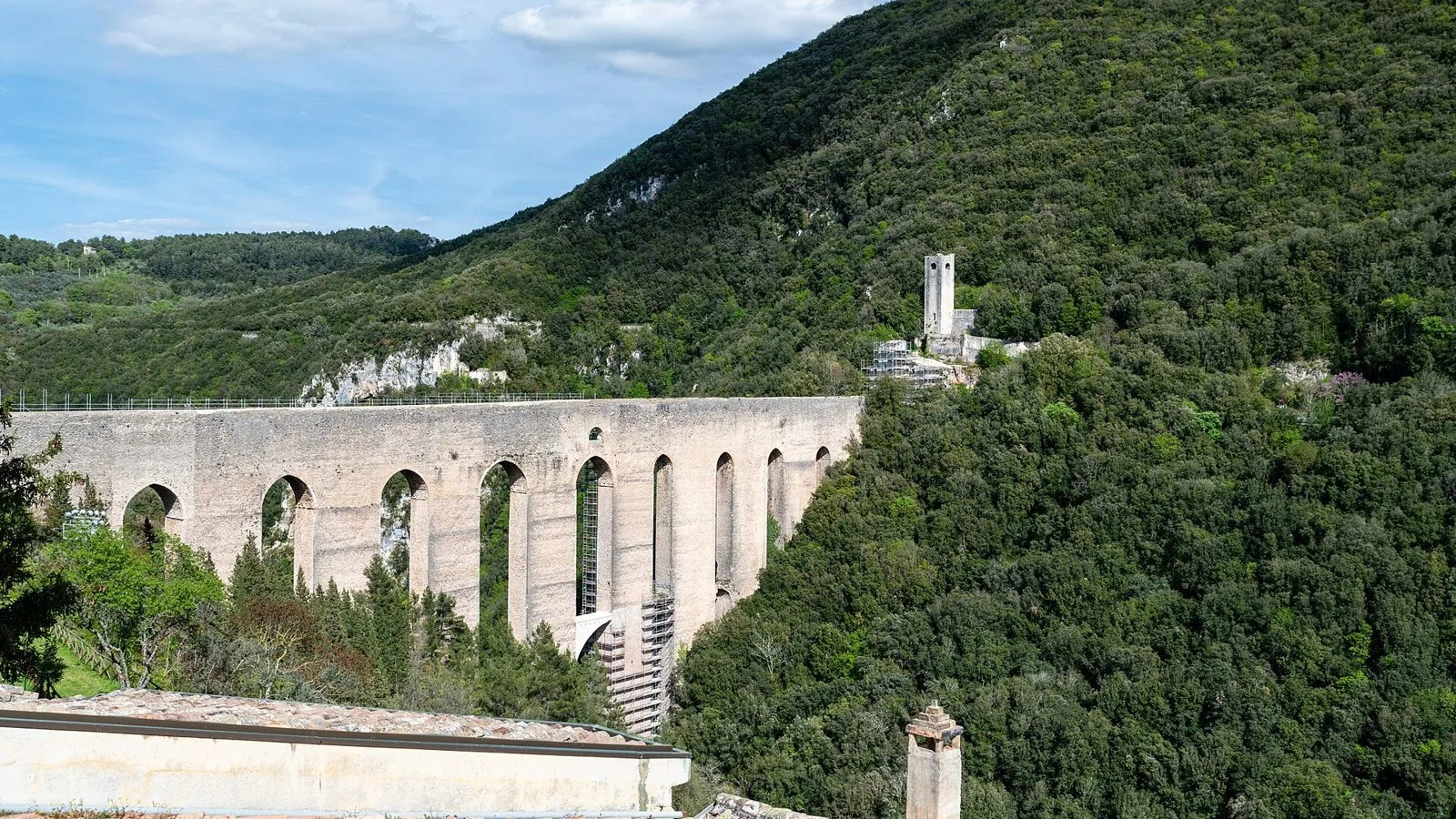 Il Ponte delle Torri di Spoleto con le sue alte arcate tra i boschi del Monteluco